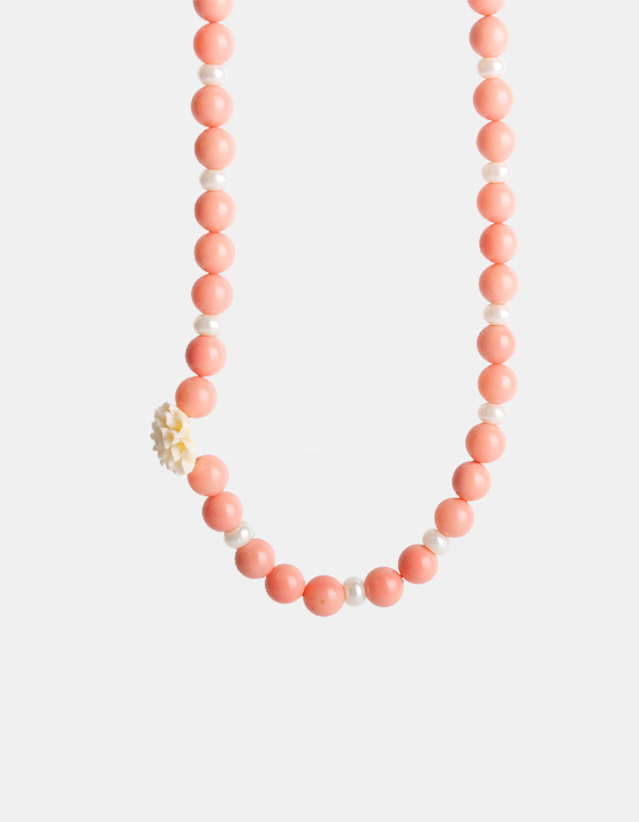 Collar con Extensión en Bronce Baño Oro 22 kt, Baquelita Marfil y Perla Mabe Coral & Blanco  L.I.F.E