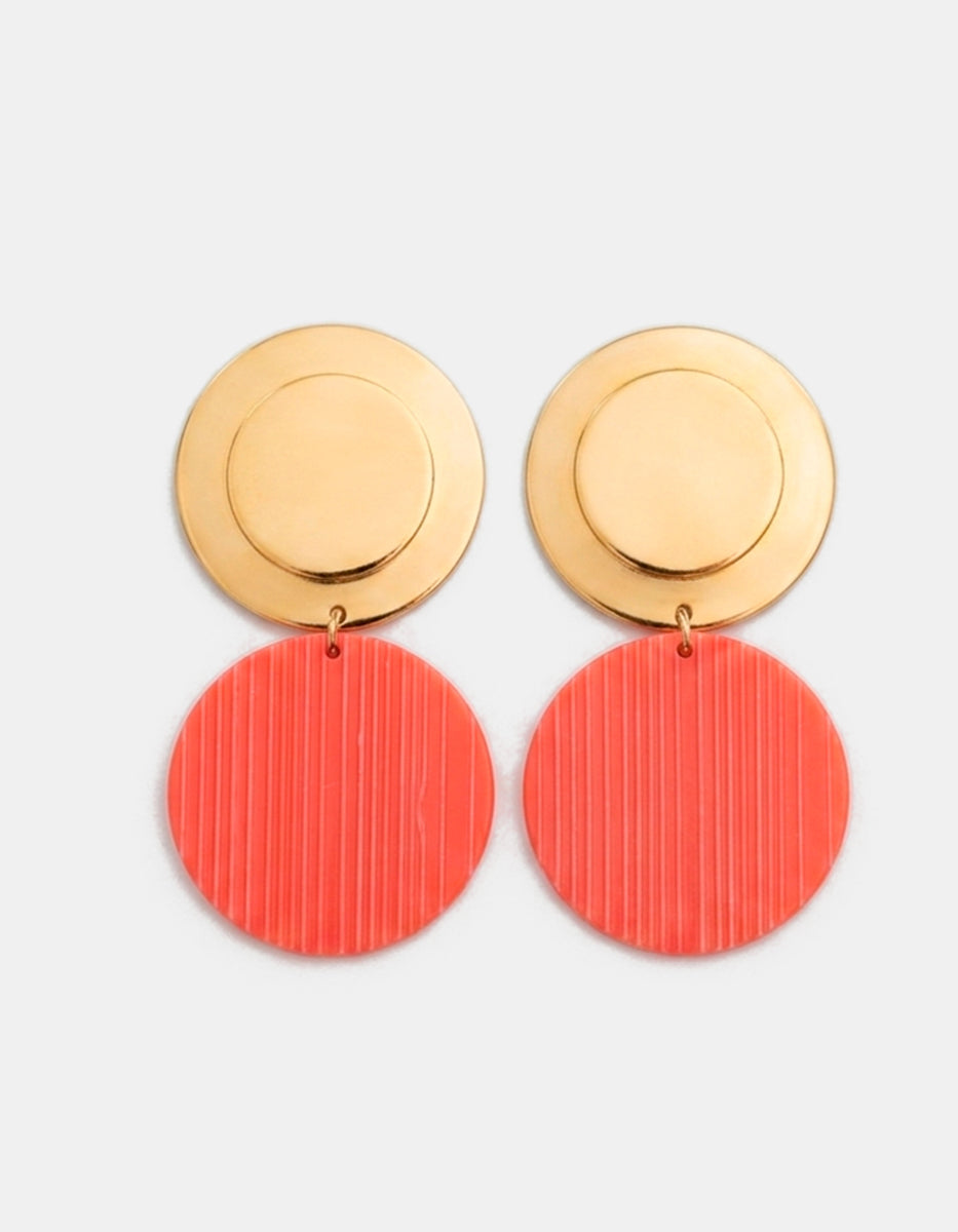Aretes de oro laminado 22 kt con dijes circulares de baquelita coral
