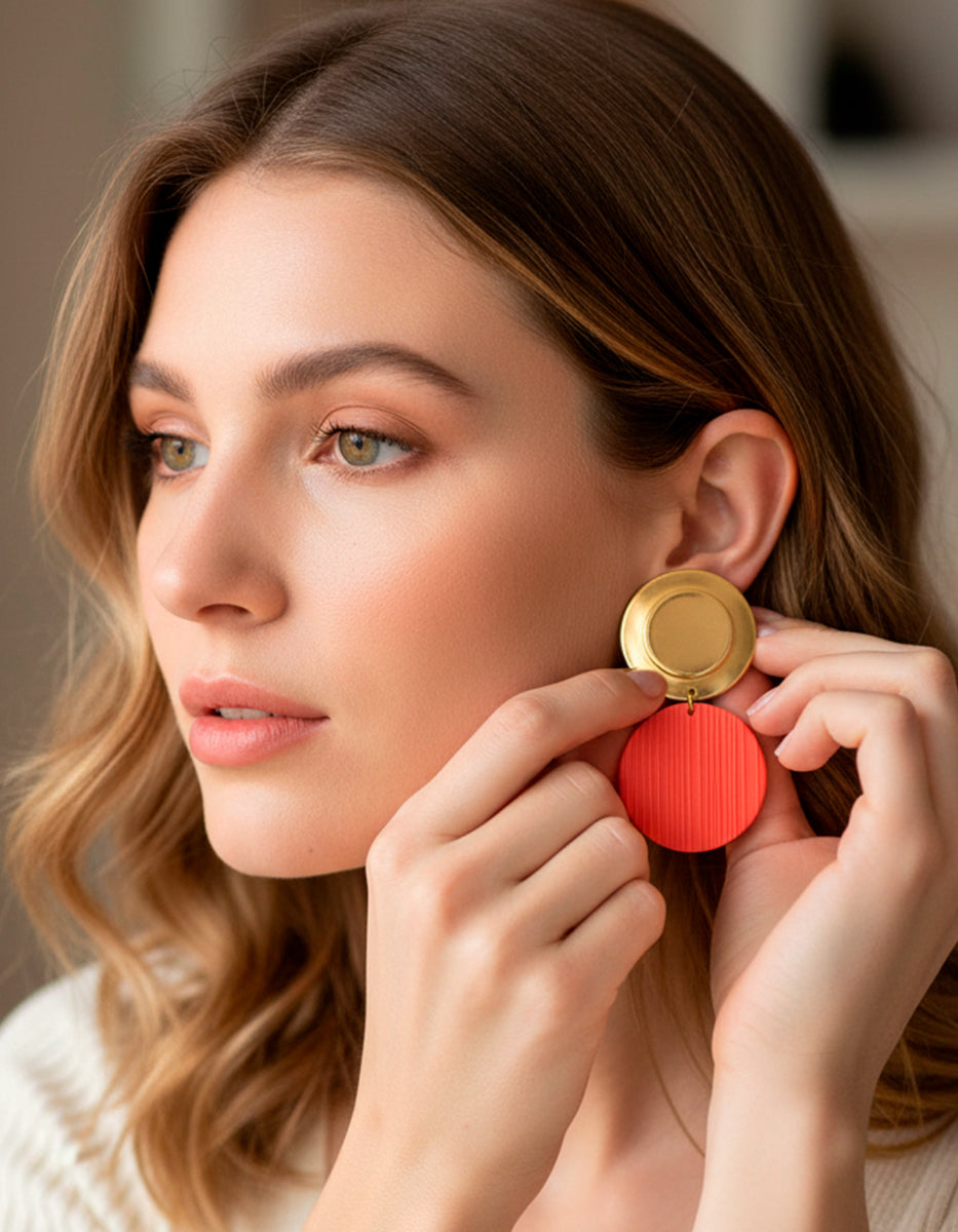 Aretes de oro laminado 22 kt con dijes circulares de baquelita coral