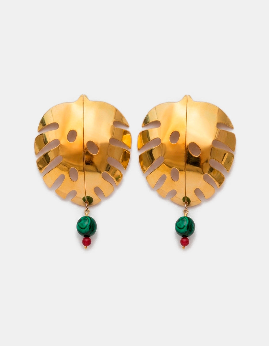 Aretes de bronce en baño de oro 22 kt con silueta de hoja, malaquita y perla roja
