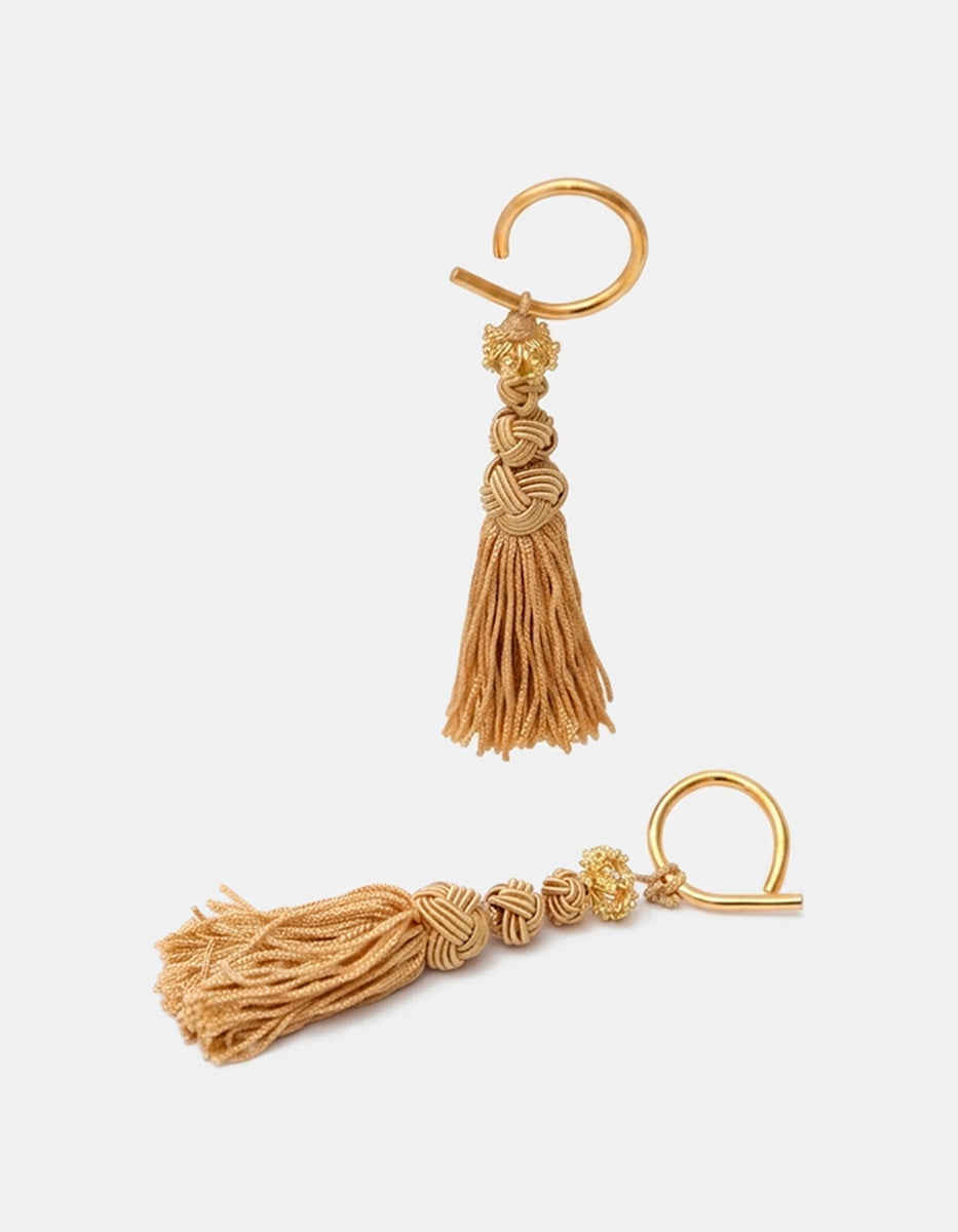 Aretes de bronce en baño de oro 22 kt con gancho semicircular, nudos artesanales y borla arena