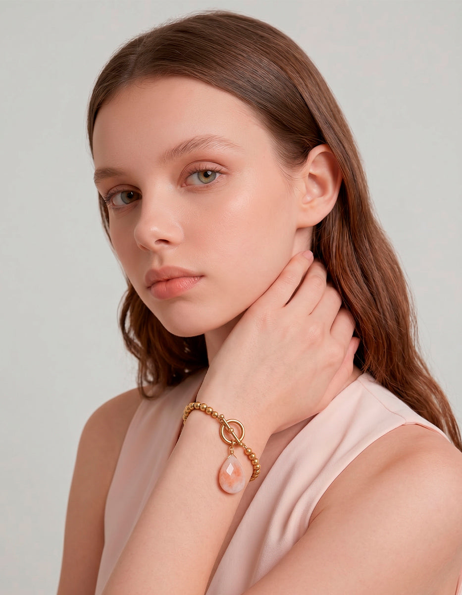 Pulsera de Oro Laminado 22 kt con esferas Doradas y Cherry Quartz en Corte Gota