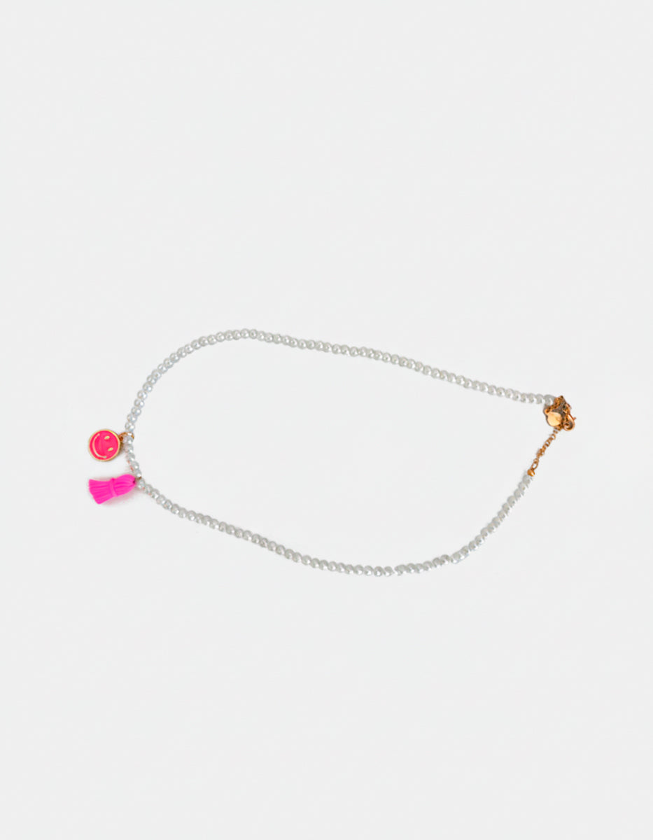 Collar de perlas con dije rosa y mota fucsia en bronce baño oro 22k