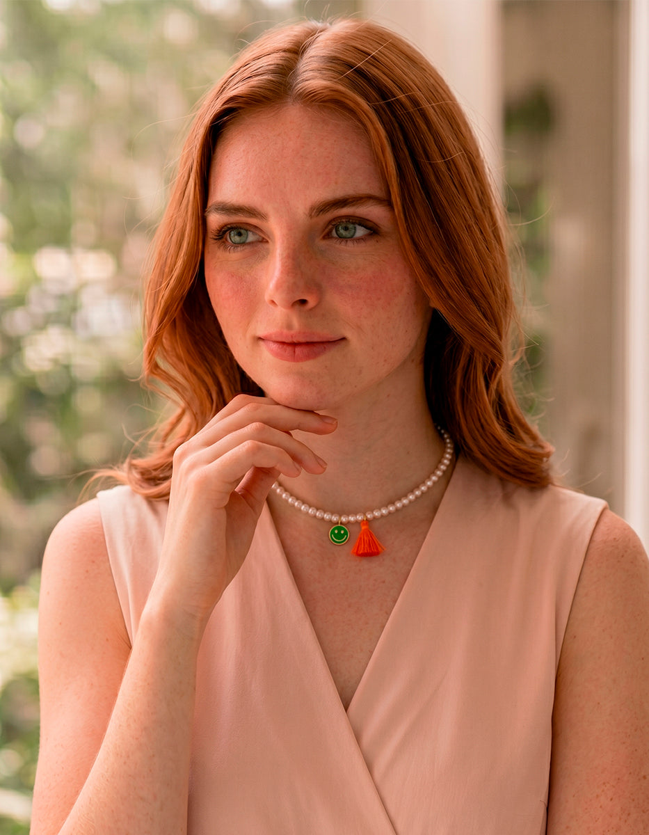 Collar de perlas con dije verde y mota anaranjada en bronce baño oro 22k