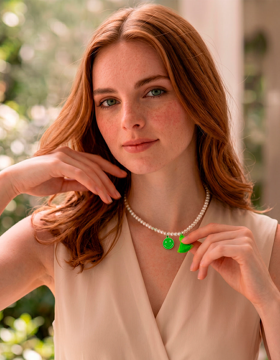 Collar de perlas con dije y mota verde en bronce baño oro 22k