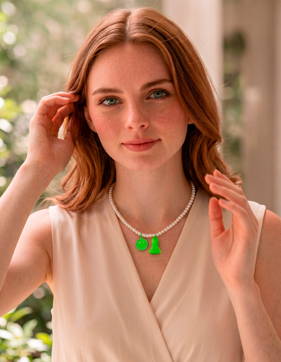 Collar de perlas con dije y mota verde en bronce baño oro 22k