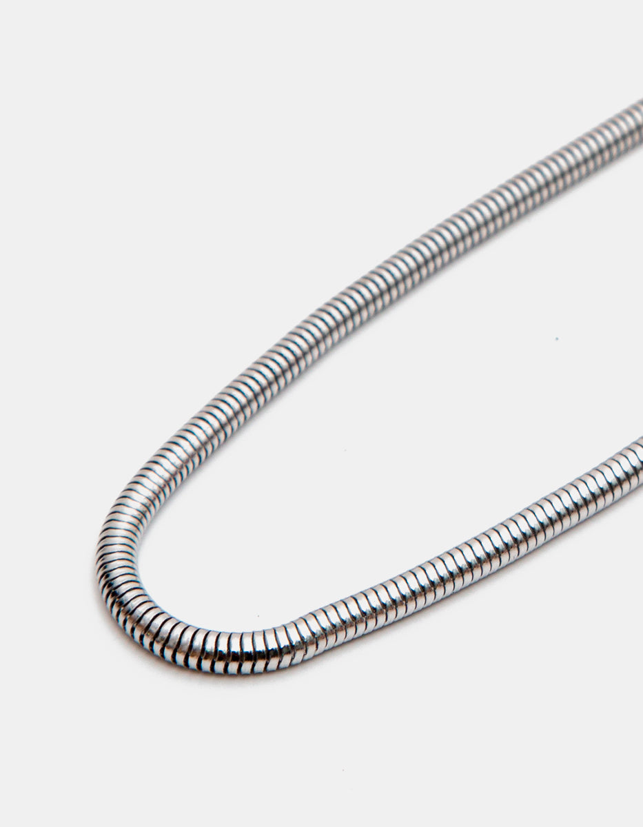 Collar masculino acero inoxidable baño platino con cordón cola de rata Nordic