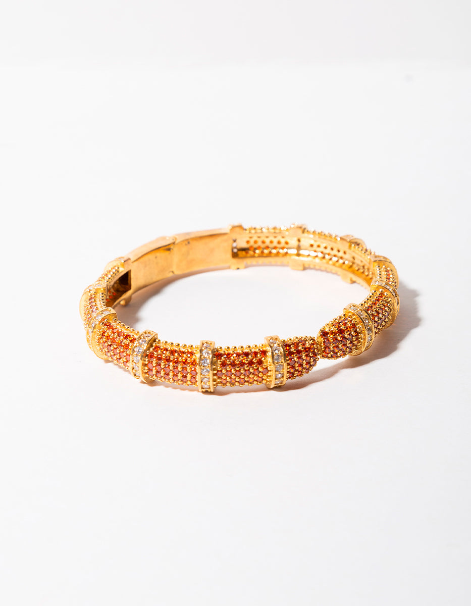 Brazalete de bronce con baño de oro 22k y espinolitas naranjas con separación de espinolitas blancas