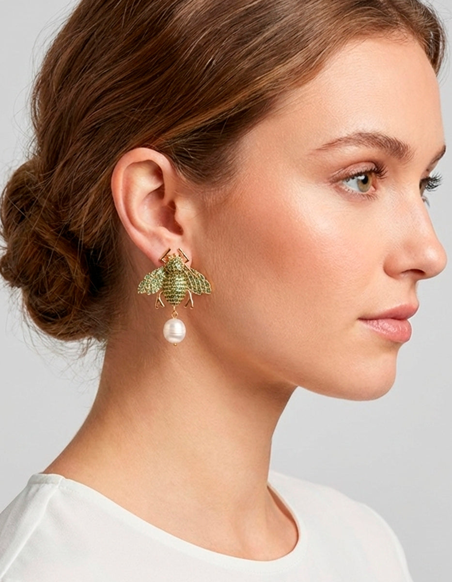 Aretes en forma de abeja en bronce con baño de oro 22 kt, espinolita verde jade y perla mabe Flashy Moments