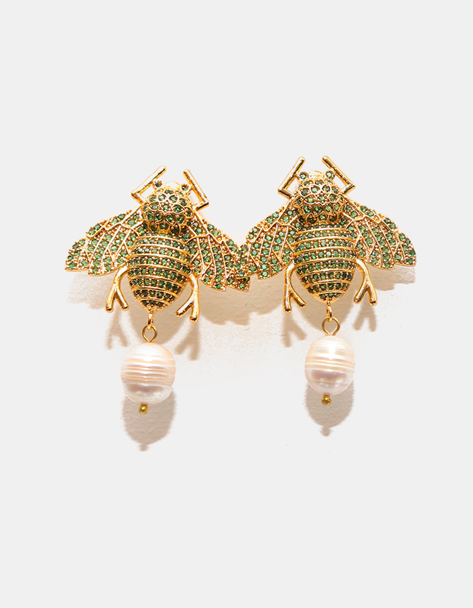 Aretes en forma de abeja en bronce con baño de oro 22 kt, espinolita verde jade y perla mabe Flashy Moments