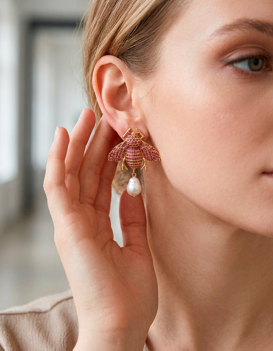 Aretes de bronce en baño de oro con espinolitas fucsia y perla barroca en Forma de abeja