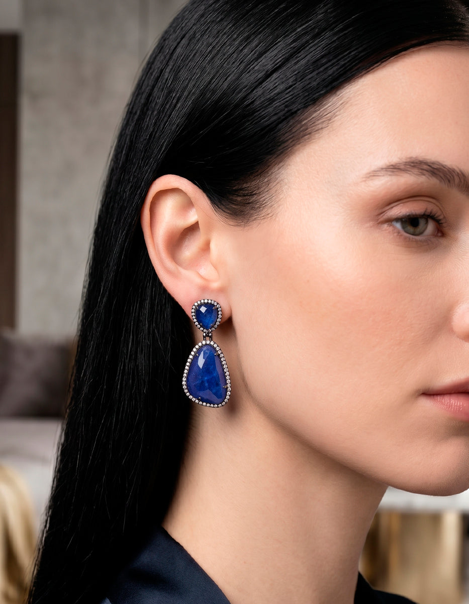 Aretes en bronce con baño de rutenio con piedras ojo de gato tono azul marino y espinolitas tono blanco Marquesa