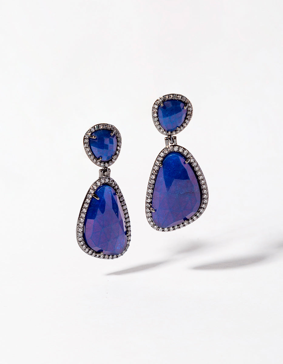 Aretes en bronce con baño de rutenio con piedras ojo de gato tono azul marino y espinolitas tono blanco Marquesa