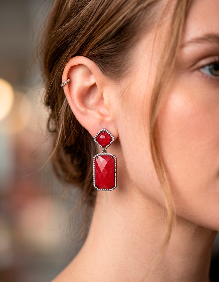 Aretes en bronce con baño de rutenio con espinolitas en tonos rojo Marquesa