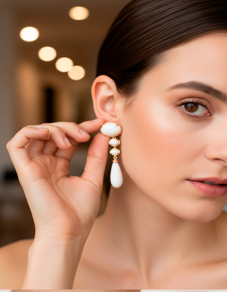 Aretes de bronce con baño de oro 22k y piedras ojo de gato blancas Marquesa