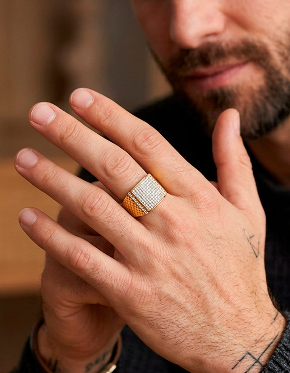 Anillo de acero en baño oro 22 kt con cruz y espinolitas Talla 10 Nordic