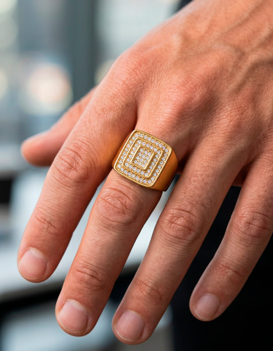 Anillo de acero en baño oro 22 kt con espinolitas cuadradas Talla 10 Nordic