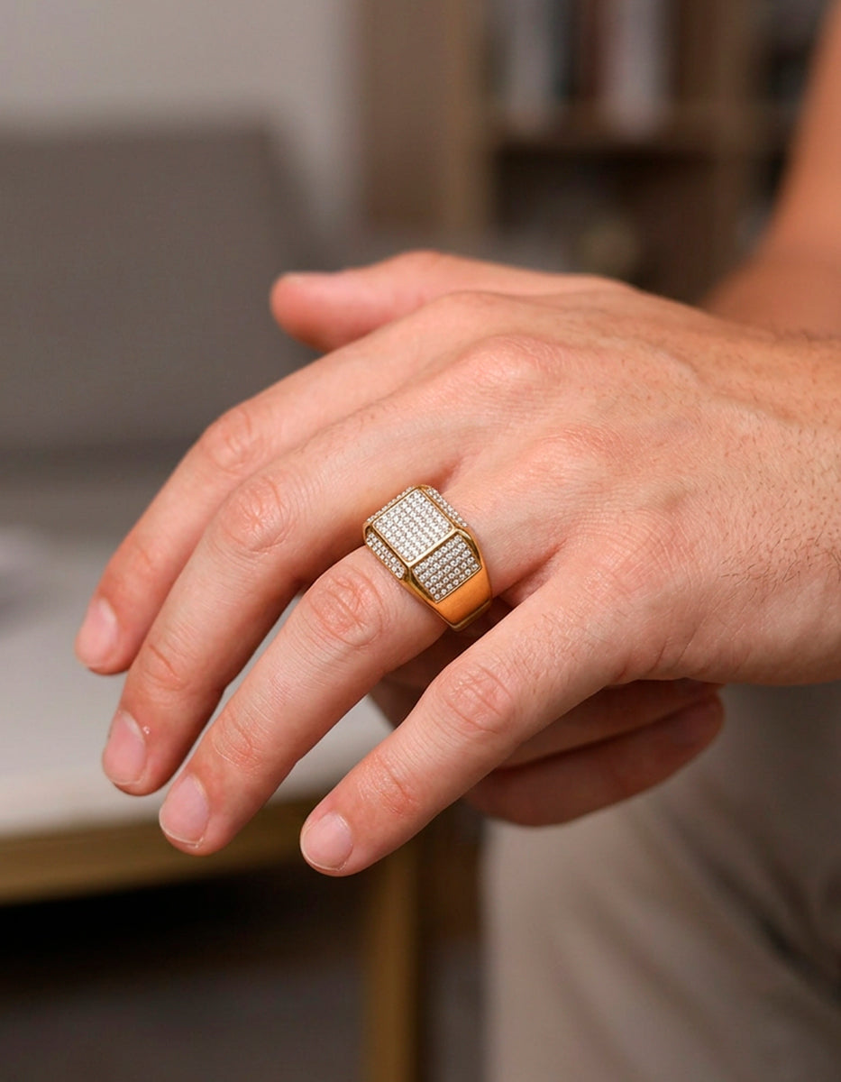 Anillo de acero en baño oro 22 kt con espinolitas rectangulares Talla 11 Nordic