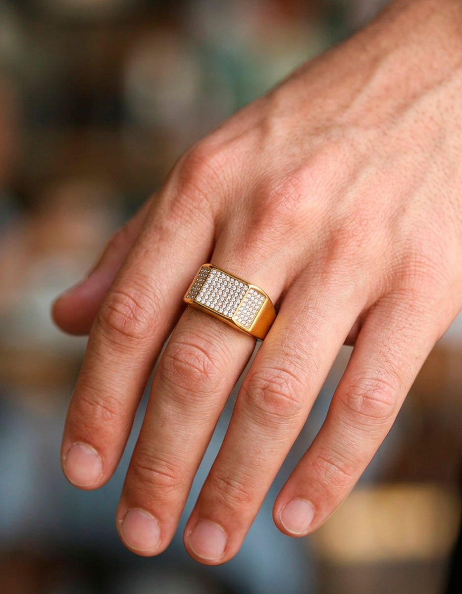 Anillo de acero en baño oro 22 kt con espinolitas cuadradas y laterales Talla 10.5 Nordic