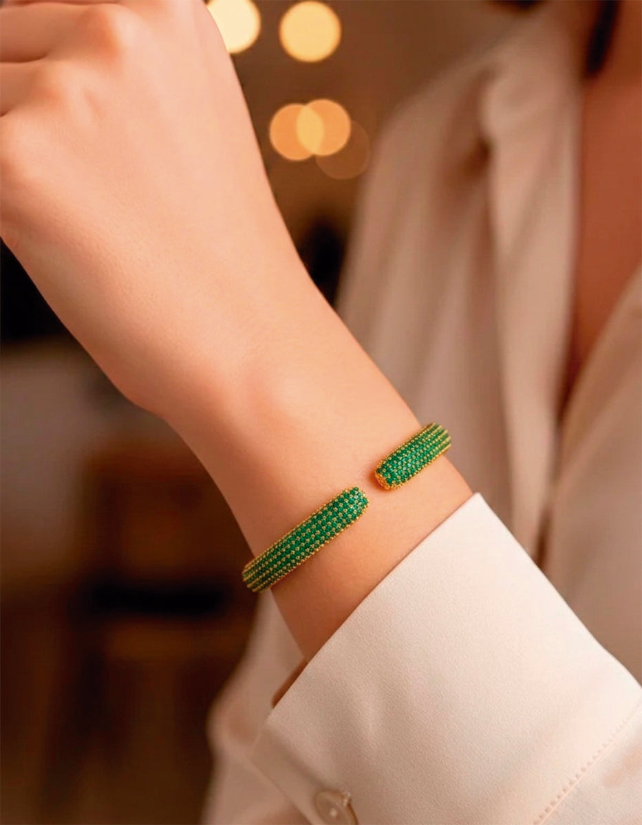 Pulsera de bronce con baño de oro de 22kt y espinolitas verdes Golden Chic