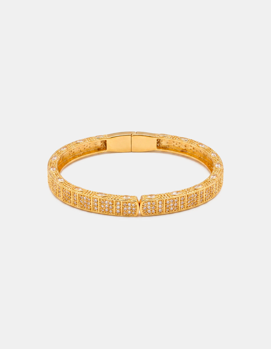 Brazalete de bronce con baño de oro 22k y espinolitas blancas con grecas Golden Chic