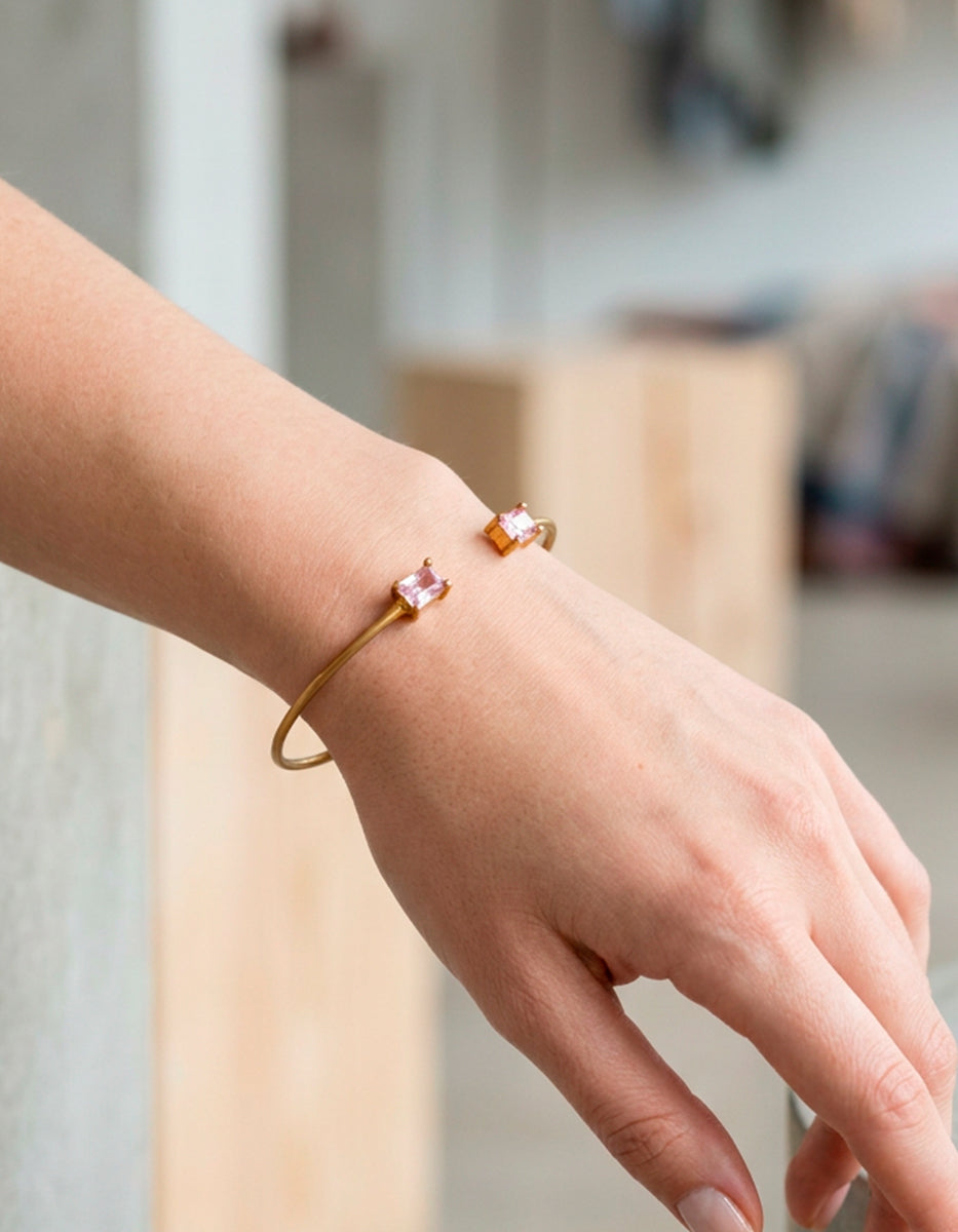 Brazalete de bronce en baño de oro 22 kt con espinolita rosa de Francia