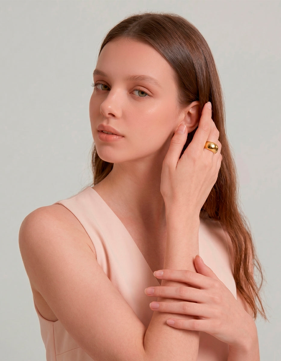 Anillo ajustable de bronce con baño de oro 22k liso