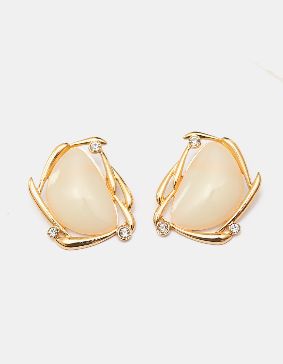 Aretes de bronce en baño de oro de 22kt con baquelita tono crema y topacios blancos en corte brillante