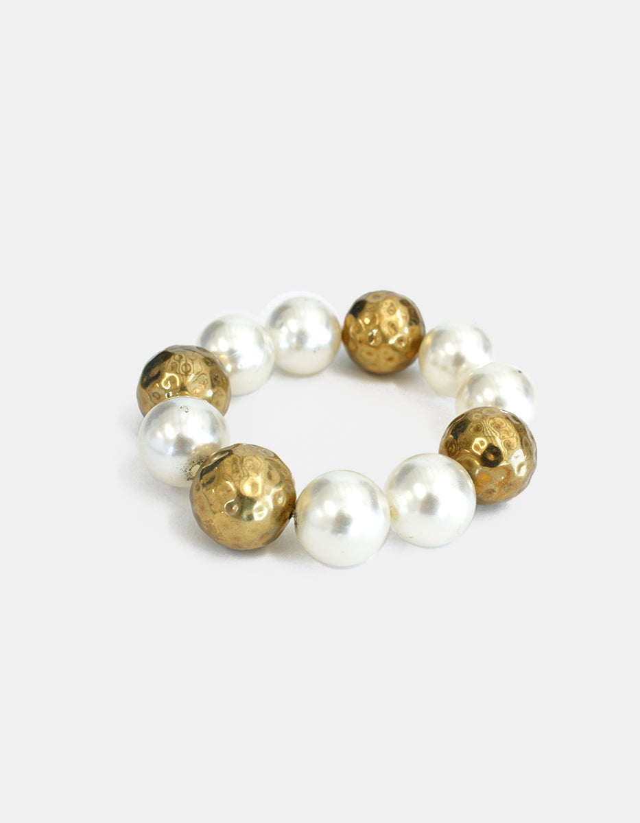Pulsera con Bola Martillada en Baño de Oro 22 kt y Perla Mabe Sonia