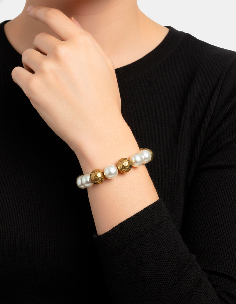 Pulsera con Bola Martillada en Baño de Oro 22 kt y Perla Mabe Sonia