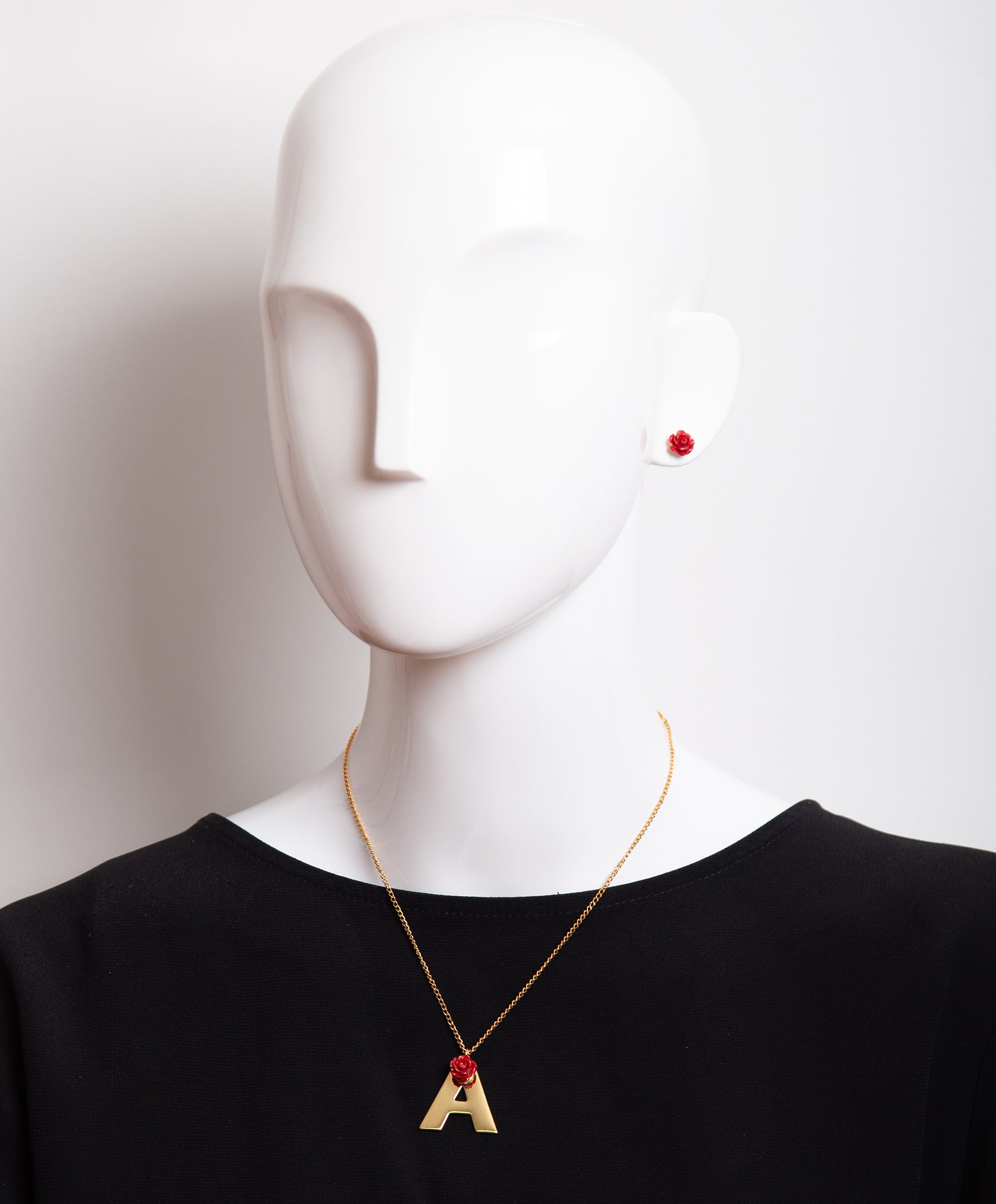 Collar con una rosa y la inicial A Lady