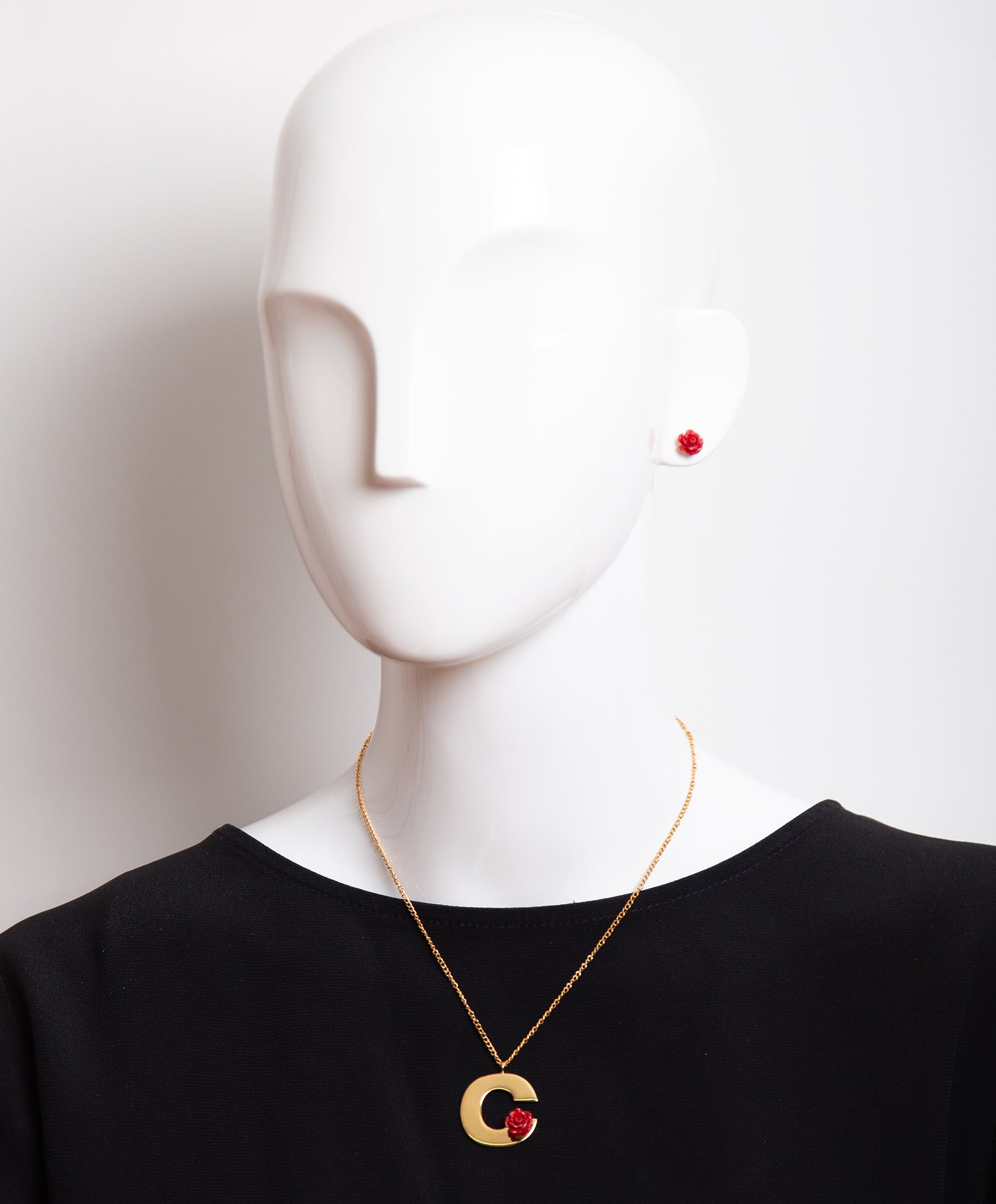 Collar con una rosa y la inicial C Lady