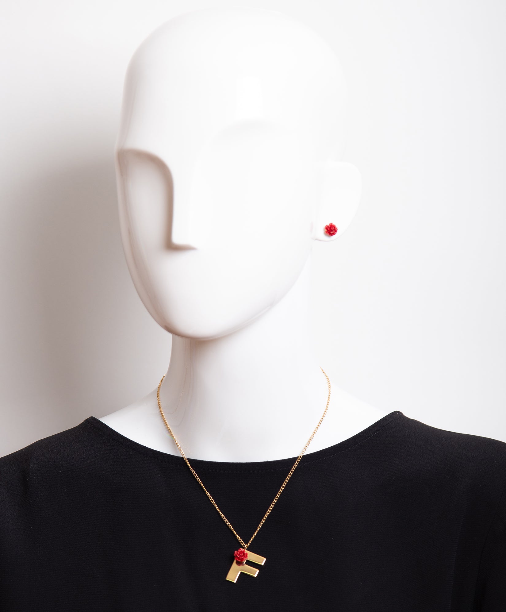 Collar con una rosa y la inicial F Lady