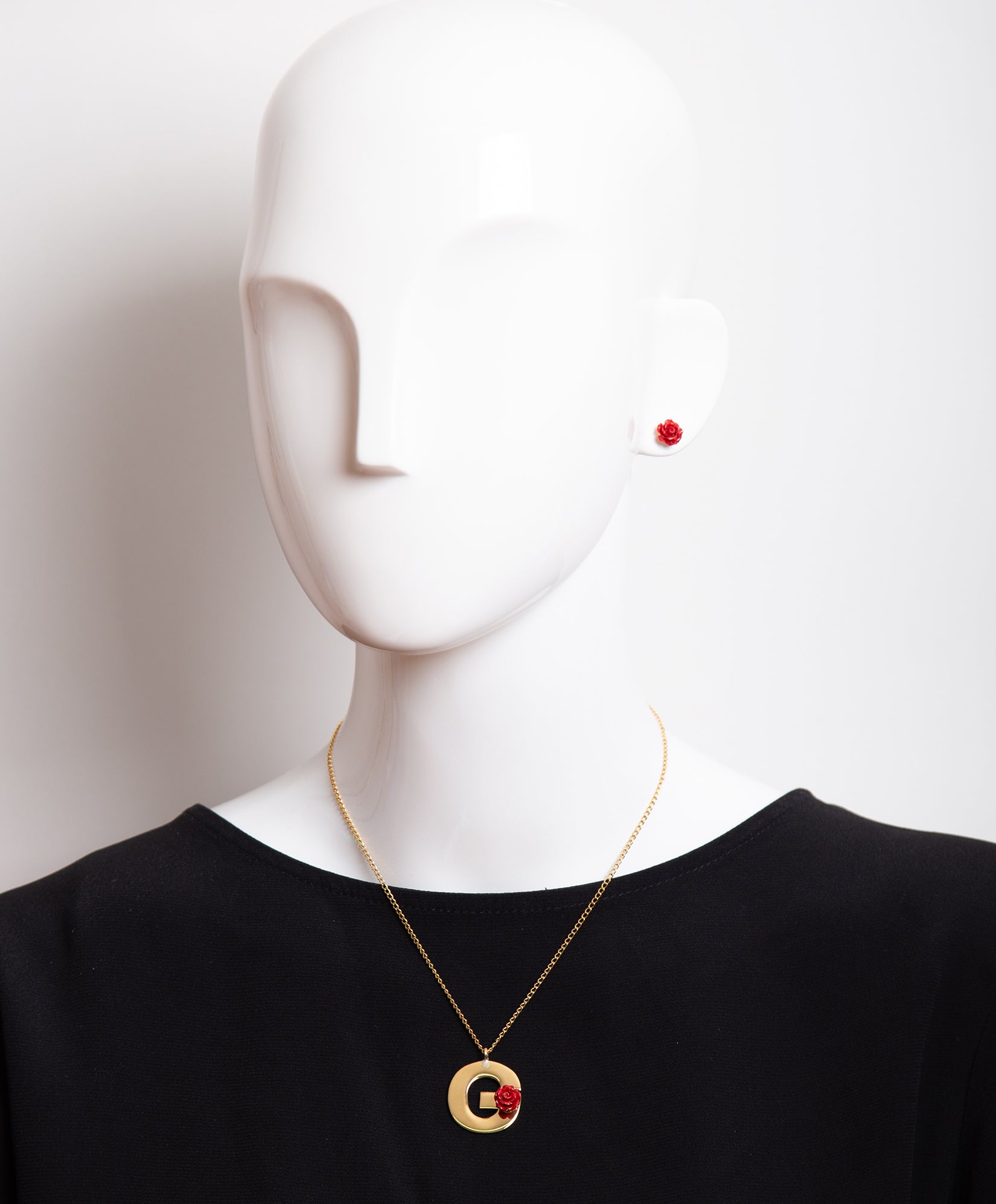 Collar con una rosa y la inicial G Lady