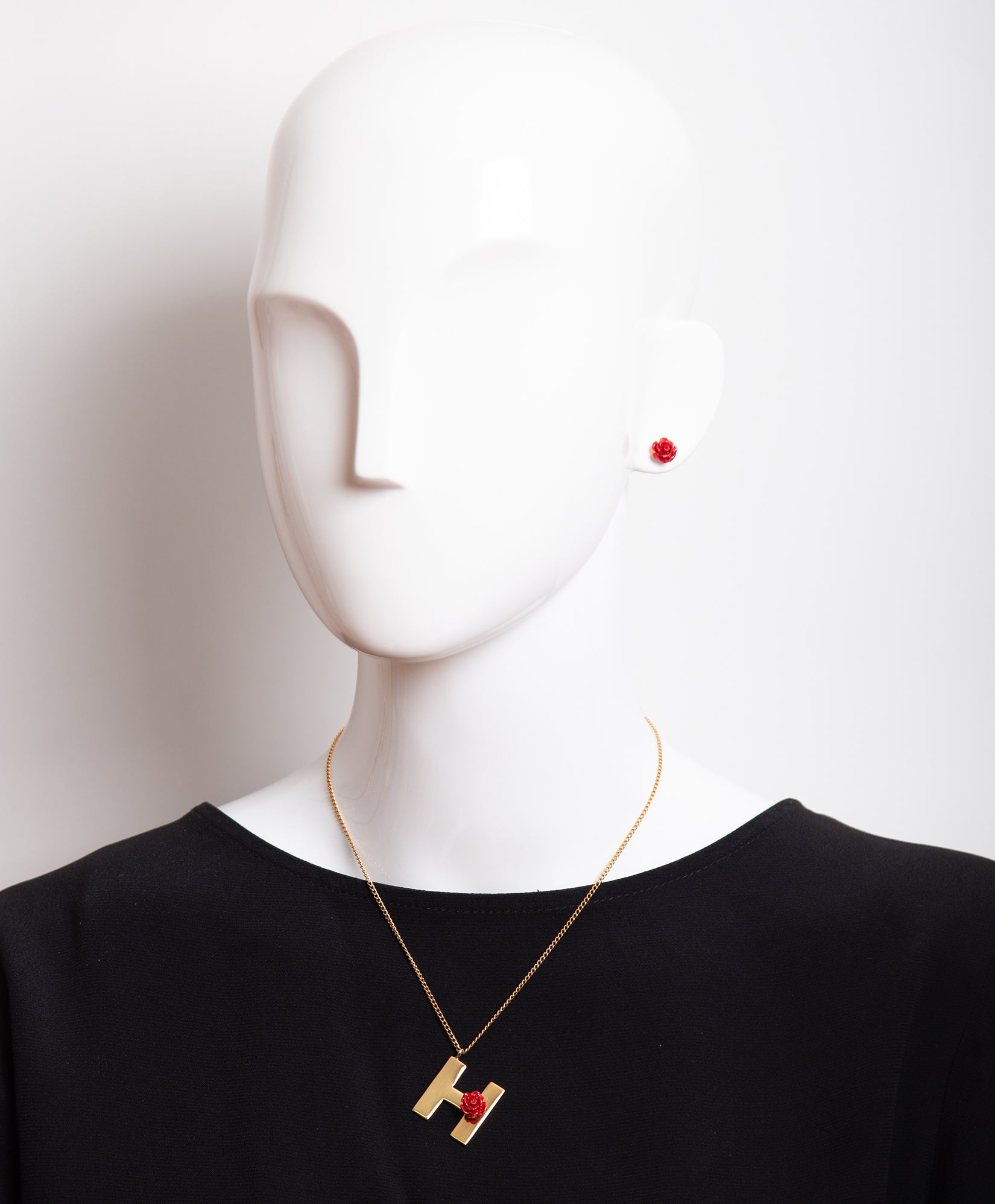 Collar con una rosa y la inicial H Lady