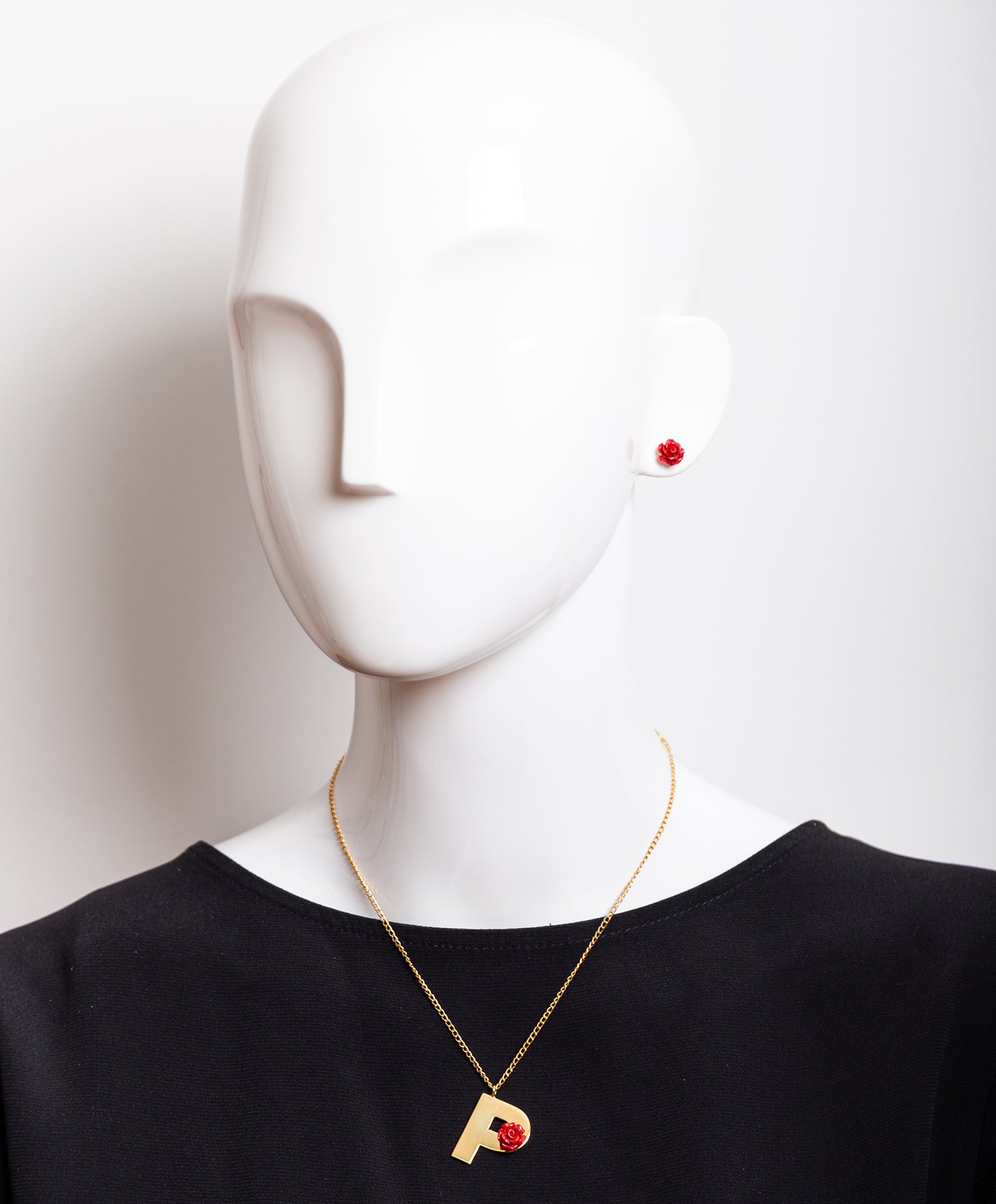 Collar con una rosa y la inicial P Lady