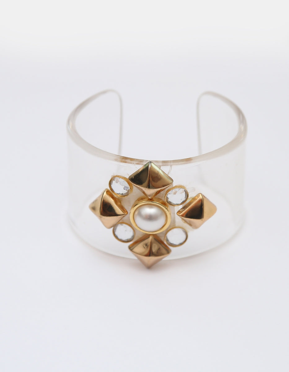 Brazalete Rígido en Acrílico Transparente con Medallón Dorado, Perla y Topacios Blancos Corte Brillante