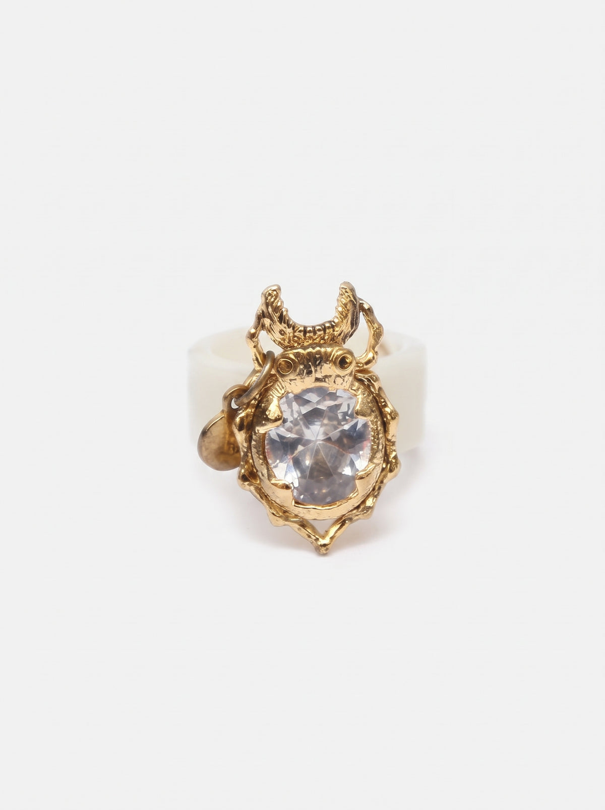 Anillo de baquelita Marfil con Escarabajo en baño de Gold-Filled de 22kt y Cristal Austriaco