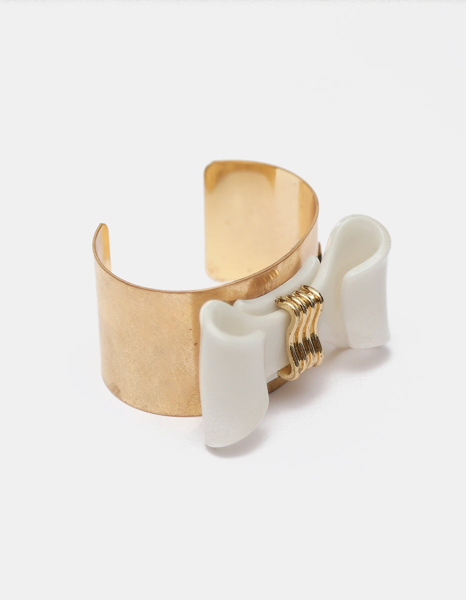 Brazalete Cuff Moño de Acrílico Blanco con Cadenas Colgantes en Gold-Filled de 22kt