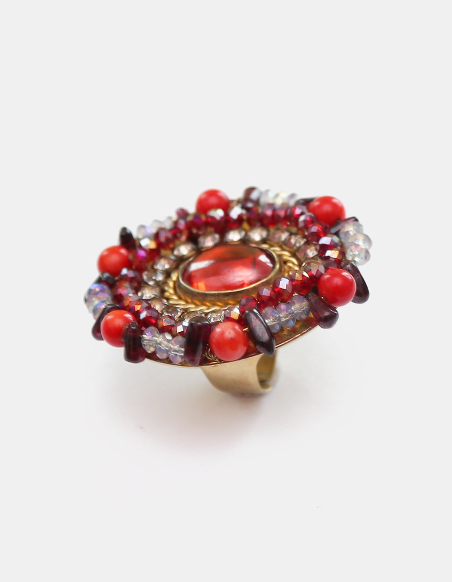 Anillo rosetón ajustable de vermeil de 22k con piedras artesanales y detalles en coral rojo