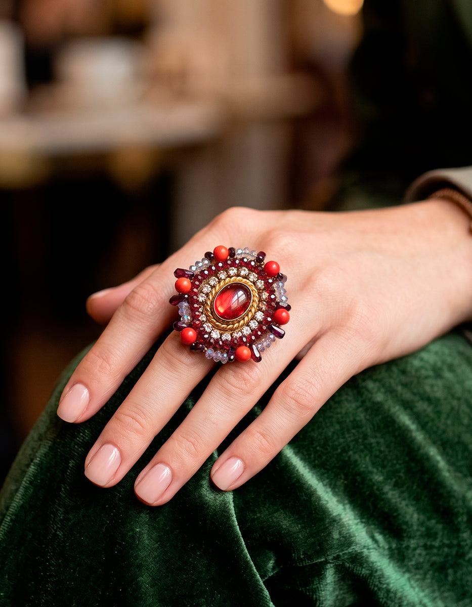 Anillo rosetón ajustable de vermeil de 22k con piedras artesanales y detalles en coral rojo