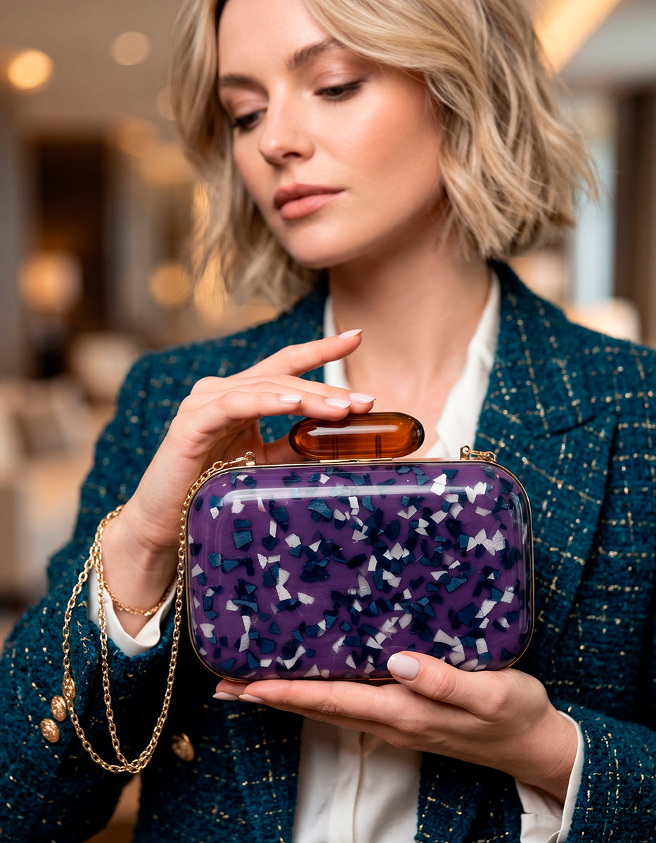 Bolso de mano rígido violeta con efecto mosaico y broche ámbar