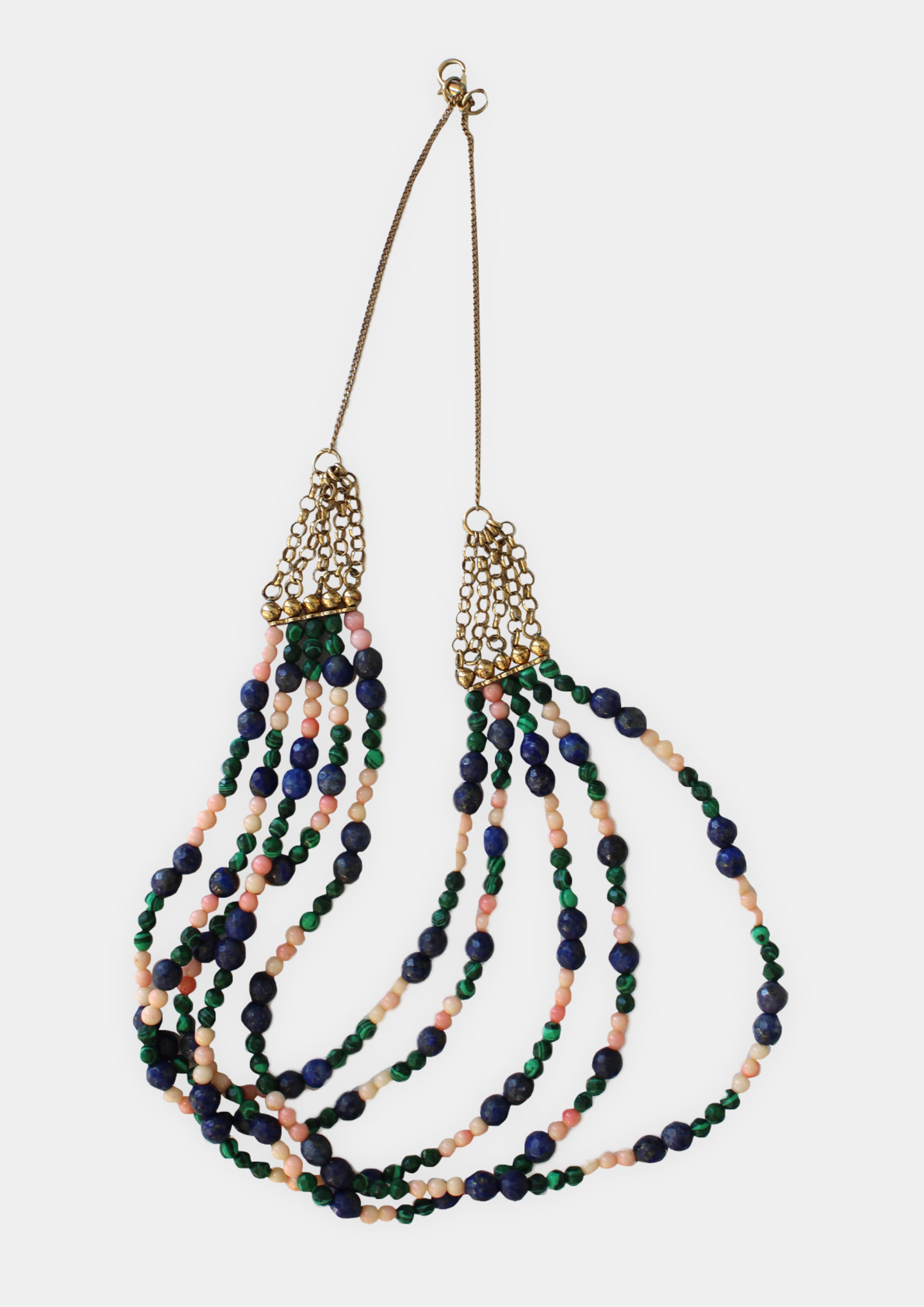 Collar vermeil de 22kt con hilos en cascada de lapislázuli, malaquita y coral rosa