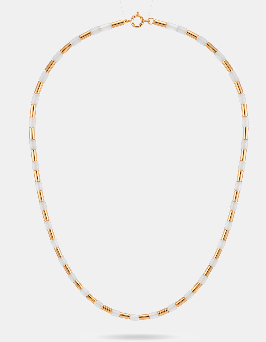 Collar corto de canutillos de Gold-Filled y cilindros de baquelita blanca Ultramar
