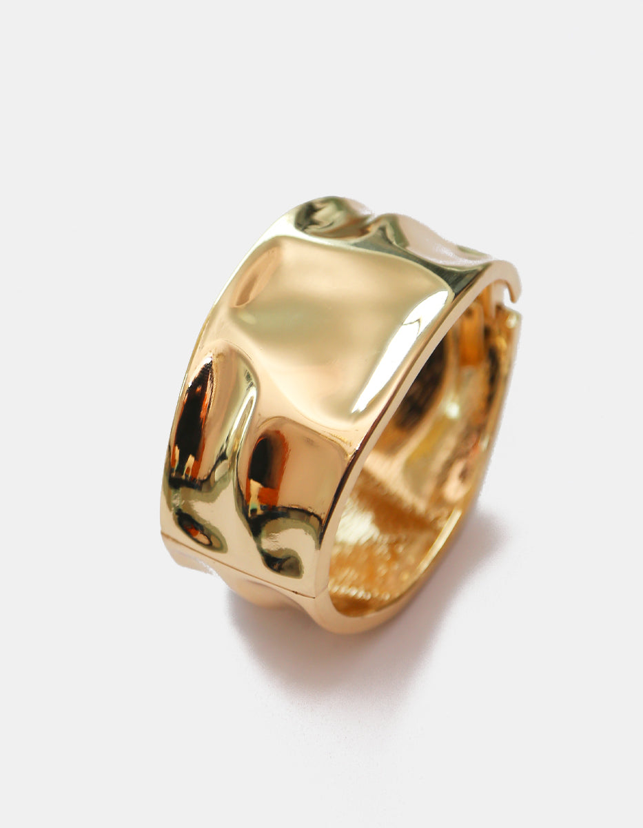 Brazalete en oro laminado de 22kt de superficie ondulada