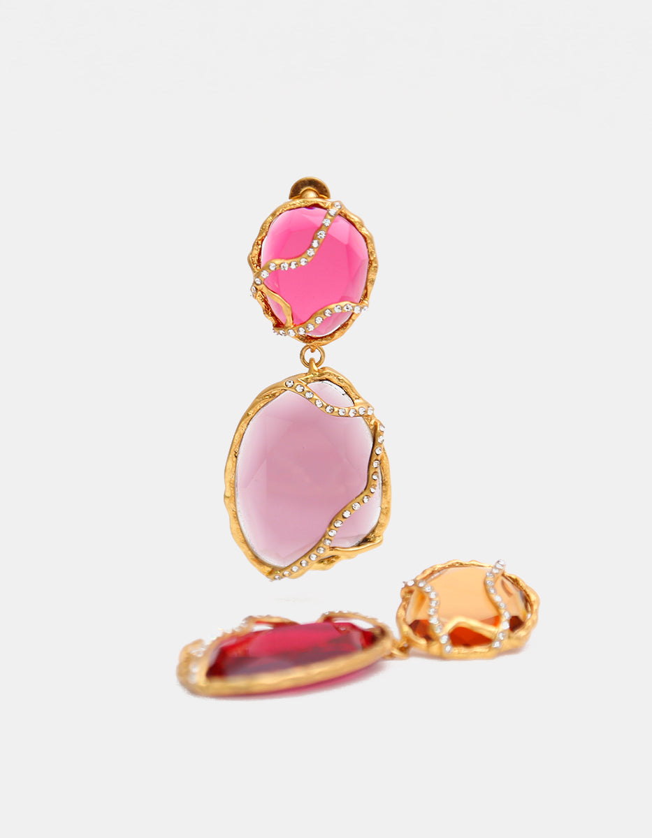 Aretes en oro laminado de 22kt con espinolita fucsia, cornalina y amatista
