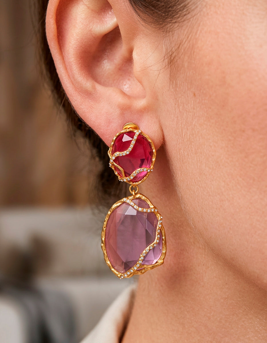 Aretes en oro laminado de 22kt con espinolita fucsia, cornalina y amatista