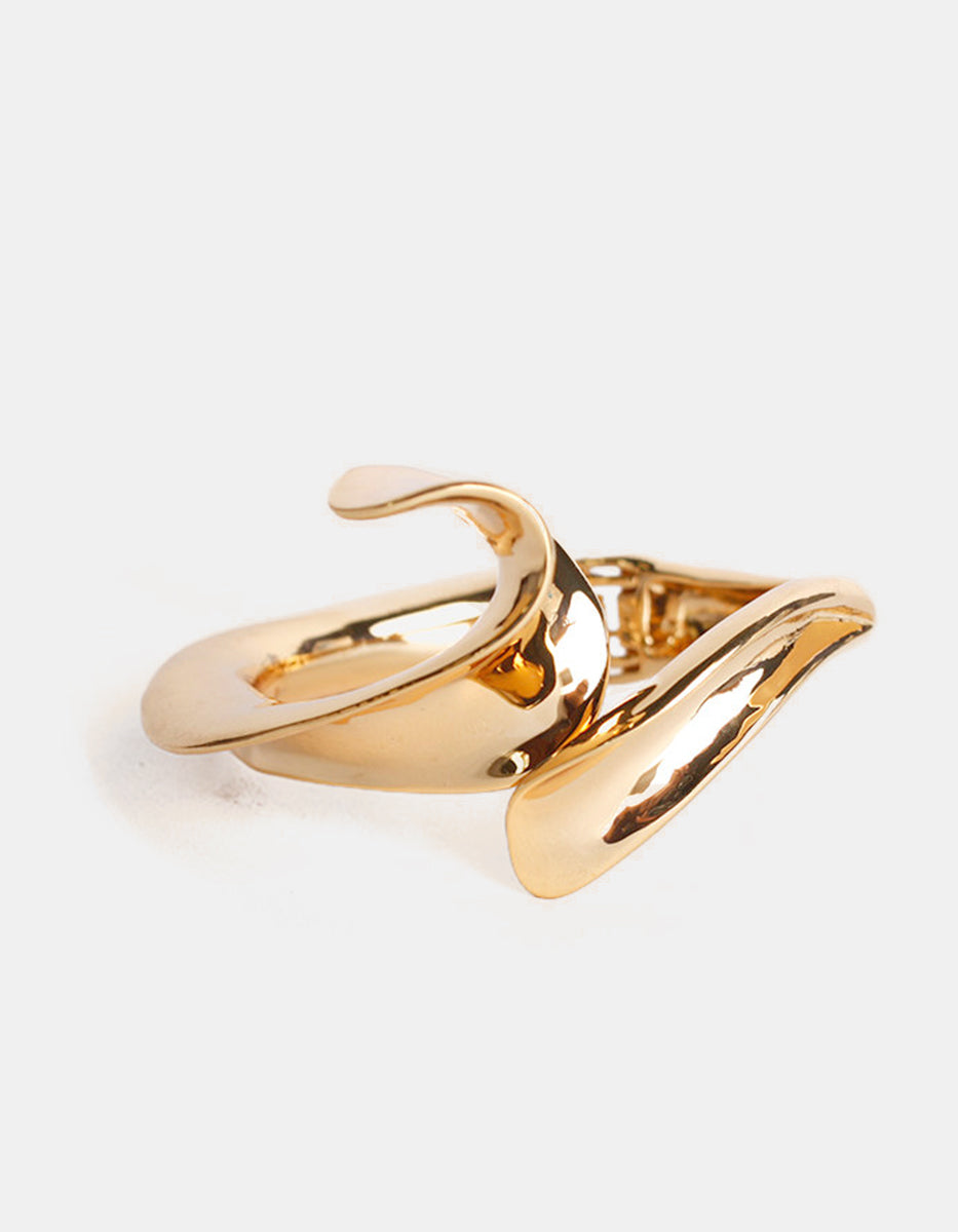 Brazalete de oro laminado de 22kt orgánico con inspiración floral Golden Chic