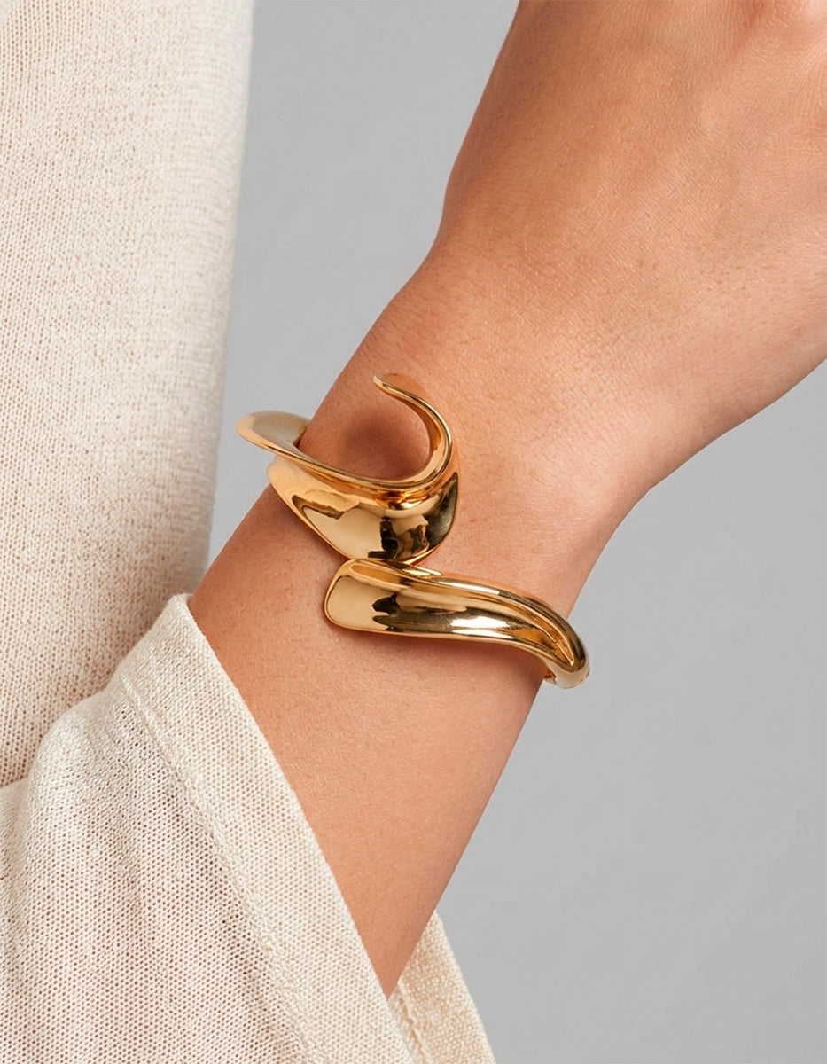 Brazalete de oro laminado de 22kt orgánico con inspiración floral Golden Chic