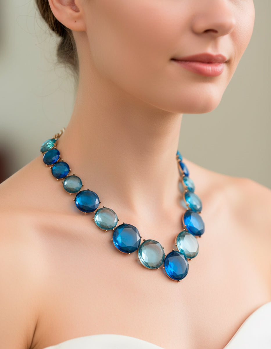 Collar bronce en baño de oro de 22kt con cristales austriacos en tonalidades azul mediterráneo